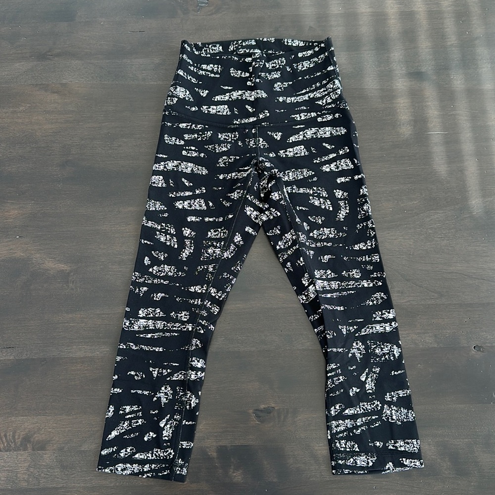 Lululemon wunder under crops size 6